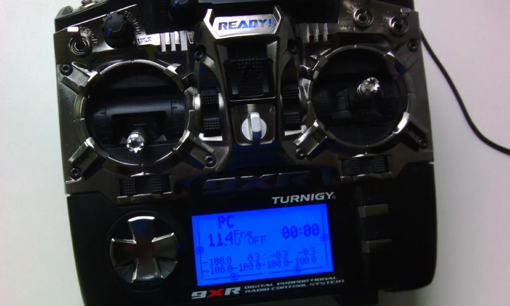 Аппаратура радиоуправления Turnigy 9XR подключена к компьютеру через USB Flight Simulator Cable. Выбран профиль модели PC.
