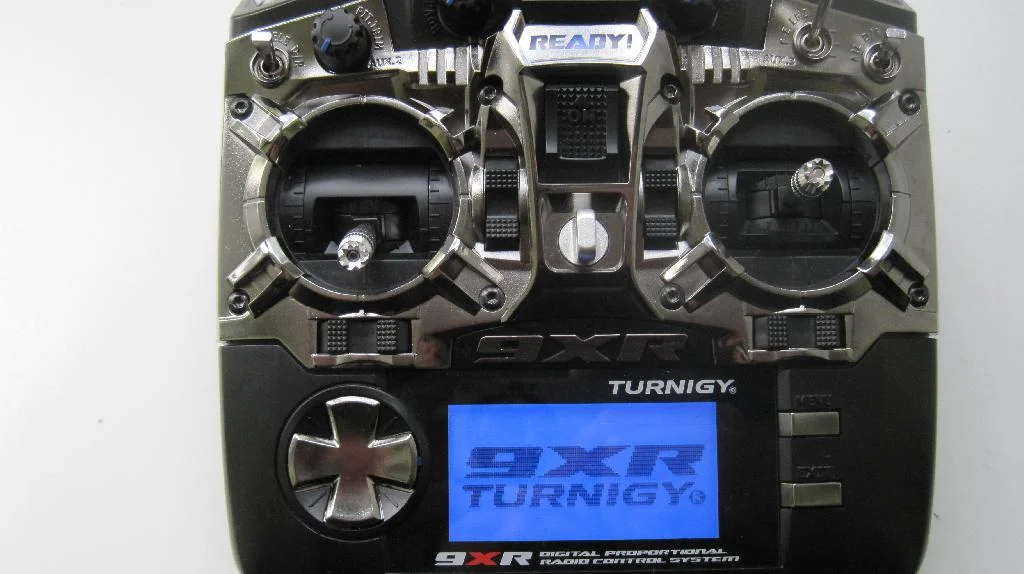 Аппаратура радиоуправления Turnigy 9XR включена. Отображается логотип на экране.