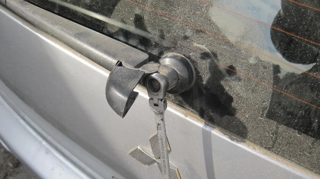 Ключом на 10 откручивается гайка крепления задней щетки стеклоочистителя Mitsubishi Lancer IX Wagon. Ключ с трещоткой фирмы PROXXON.