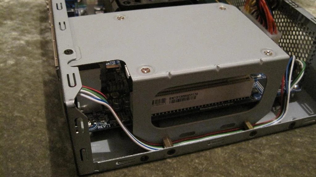 Корзина SSD установлена в корпус Morex 5689B. Провода панели корпуса пропущены под крепежом корзины.
