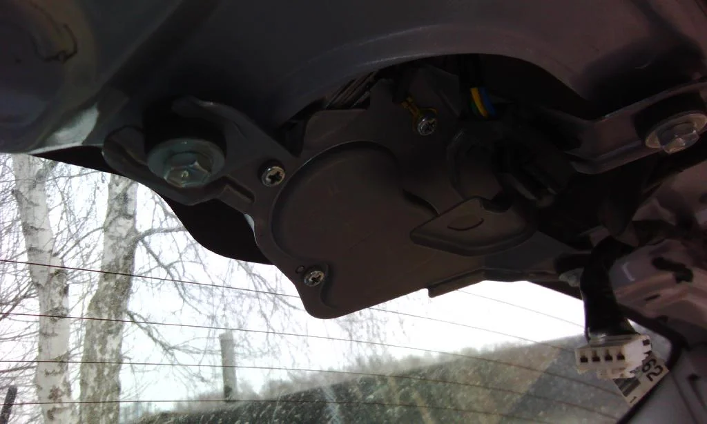 Механизм стеклоочистителя установлен в крышку багажника Mitsubishi Lancer IX Wagon. Все три болта крепления закручены, кабель питания не подключен.