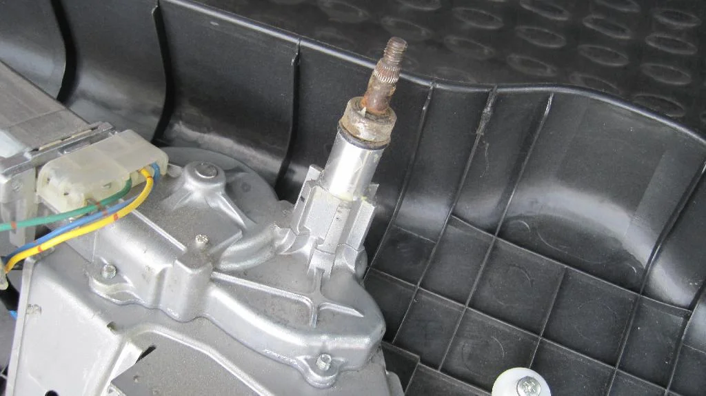 Механизма стеклоочистителя Mitsubishi Lancer IX Wagon снят и лежит в багажнике. Вал полностью ржавый. Уплотнительная резинка в нормальном состоянии.