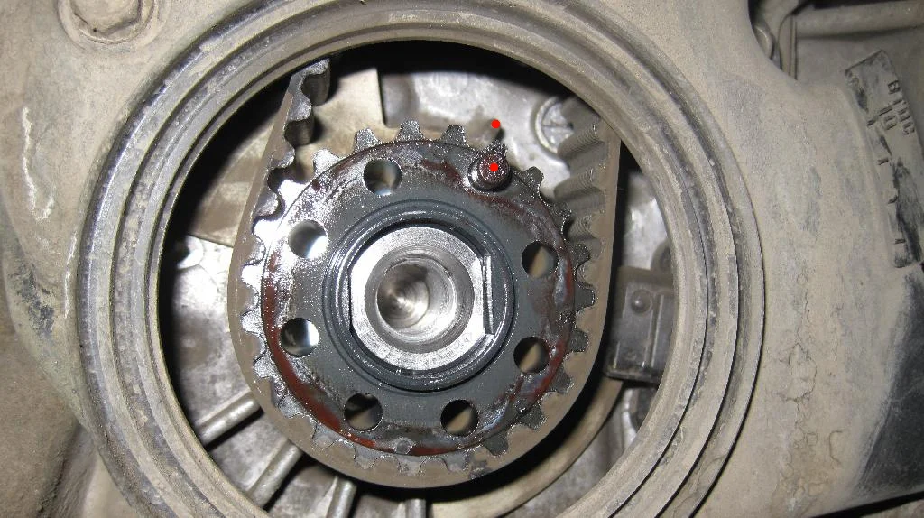 Метка на шестерне коленчатого вала совпала с меткой на блоке двигателя 4G18. Шкив двигателя снят.