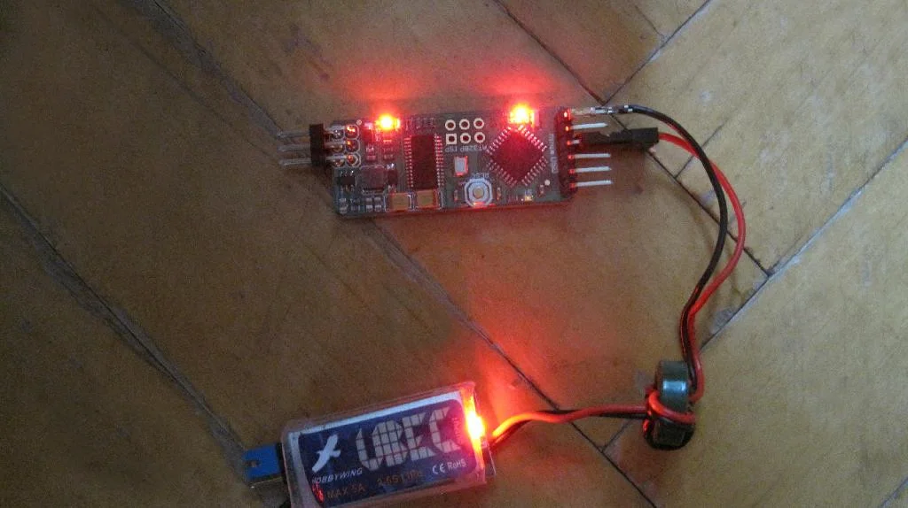minimOSD подключено к UBEC 5V. Светятся два красных светодиода.