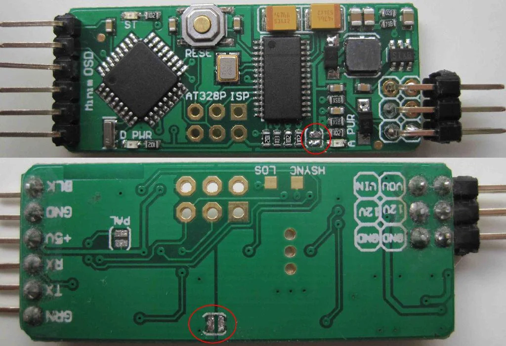 minimOSD вид с двух сторон. Красным кружком отмечены перемычки для режима питания 5V.