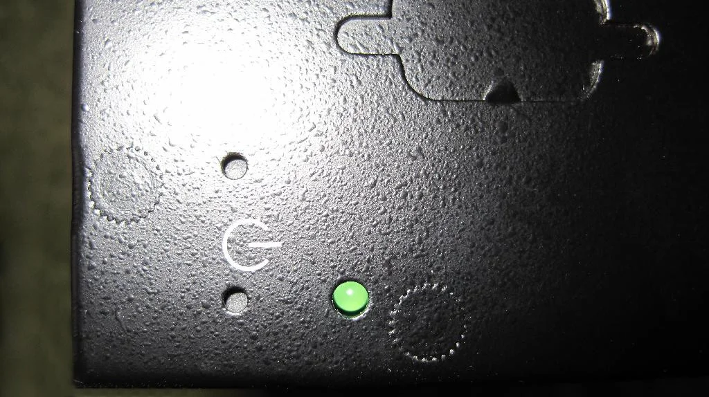 Кнопки управления корпуса Morex 5689B-60W. Кнопка включения, перезагрузки и зеленый светодиодный индикатор включения.