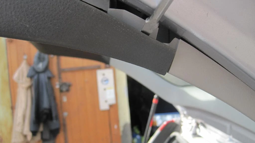 Пластиковая накладка крышки багажника Mitsubishi Lancer IX Wagon отгибается отверткой в районе крепление к обшивке вокруг стекла.