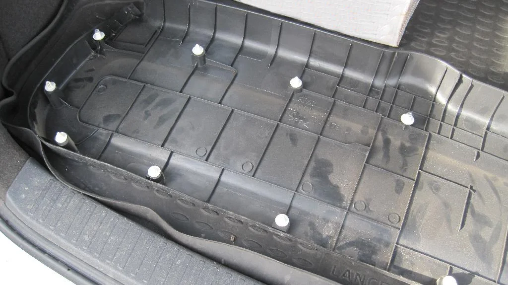 Пластиковая накладка крышки багажника Mitsubishi Lancer IX Wagon снята. Лежит защелками вверх в багажнике.