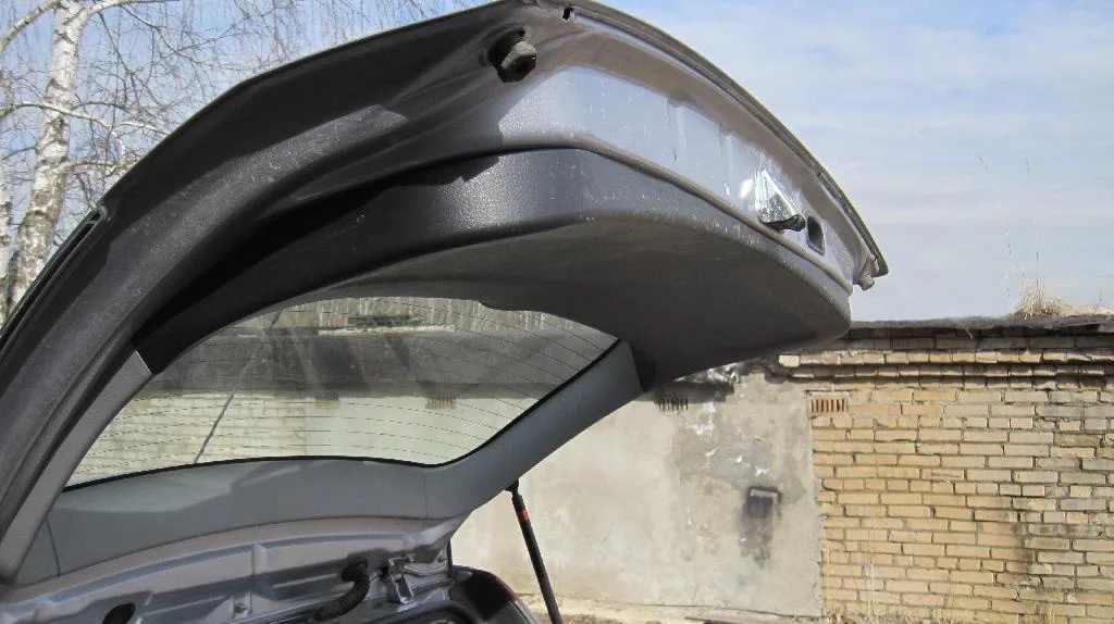 Пластиковая накладка крышки багажника Mitsubishi Lancer IX Wagon установлена. Крышка багажника стоит в открытом состоянии.