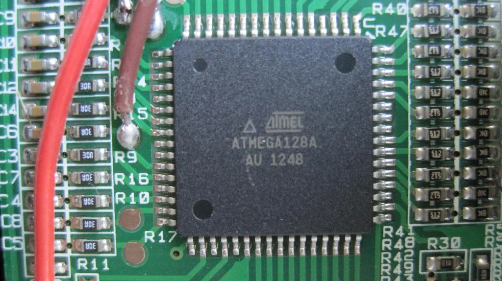 Микроконтроллер ATMEGA128A крупным планом припаянный к плате Turnigy 9XR.
