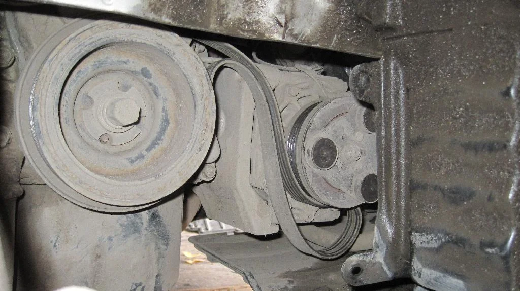 Поликлиновый ремень надет на шкив для фиксации двигателя 4G18 автомобиля Mitsubishi Lancer IX.