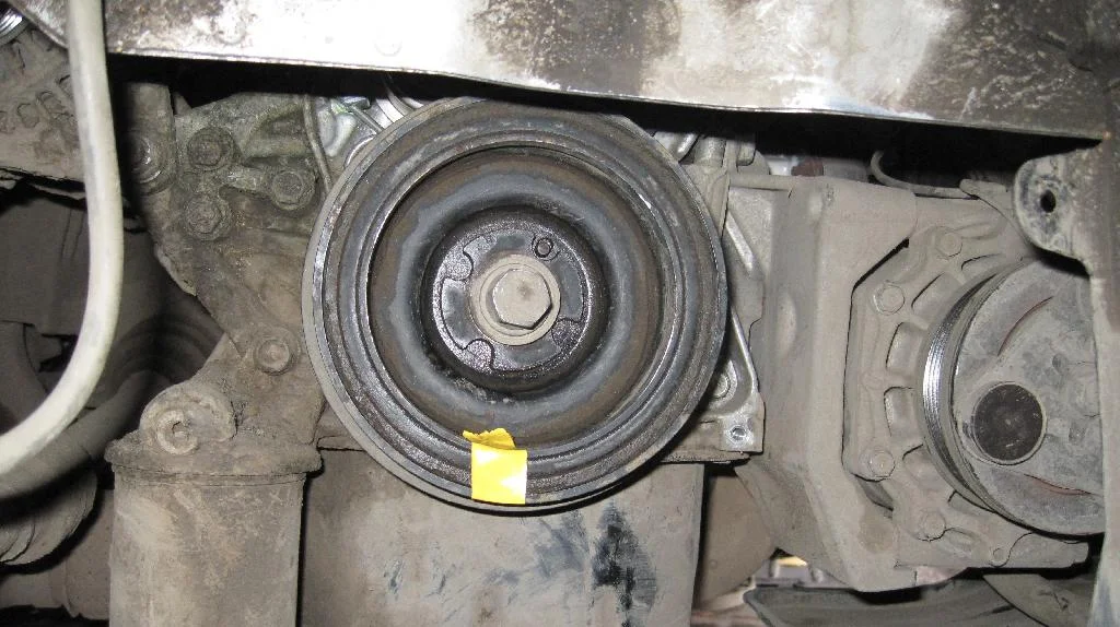 Шкив коленчатого вала установлен временно на двигатель 4G18. На шкив нанесена метка желтой изолентой.