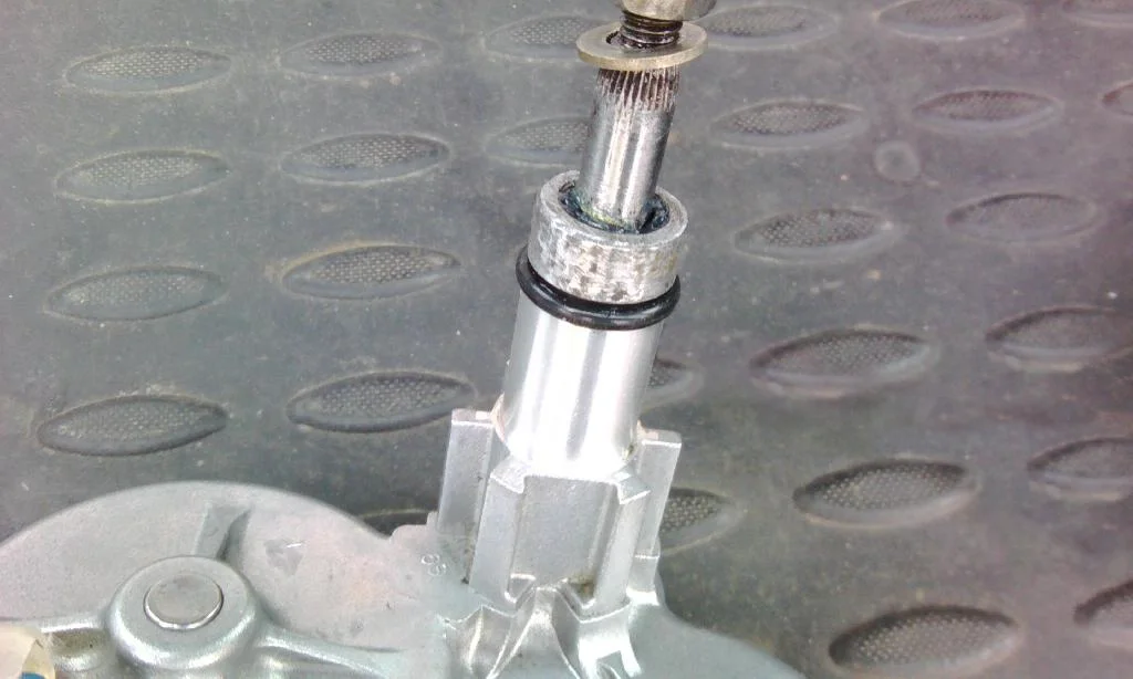 Смазанное уплотнительное кольцо механизм стеклоочистителя Mitsubishi Lancer IX Wagon. Механизм лежит в багажнике на коврике.
