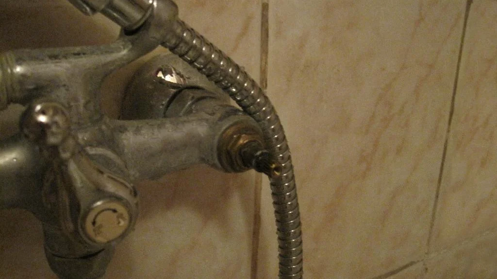 Смеситель для ванны IDDIS установлен, кран-букса также установлена.