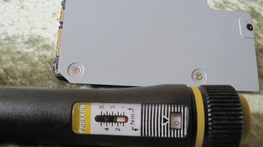 SSD OCZ Solid 3 прикручен в корзину корпуса Morex 5689B. Рядом лежит динамометрическая отвертка с выставленным моментом 0.5 N·m.