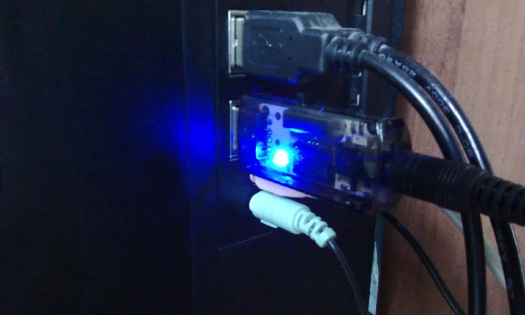 USB RC Simulator подключен к компьютеру в USB порт на передней панели. Светится синий индикатор.