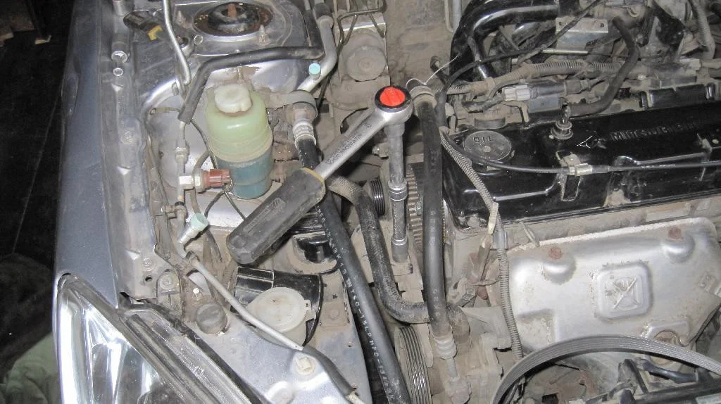 Верхняя опора двигателя Mitsubishi Lancer IX откручивается ключом трещетка фирмы PROXXON.