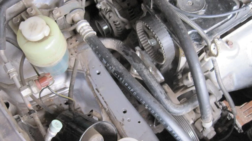 Верхняя опора двигателя Mitsubishi Lancer IX снята. Видно места крапления опоры к двигателю и кузову.