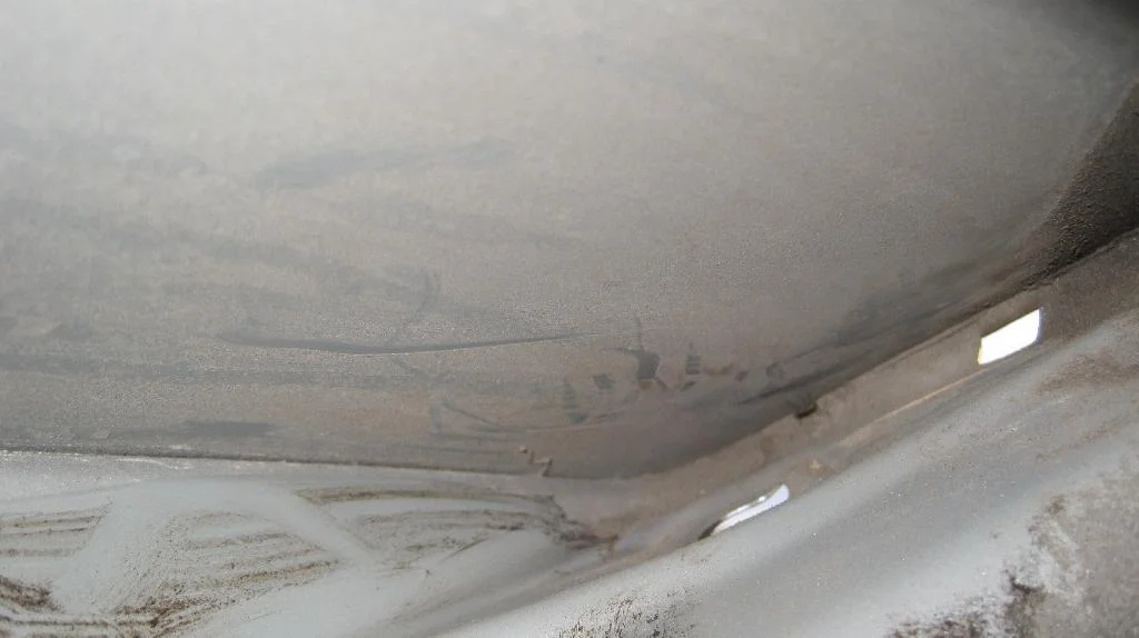 Внутренняя полость крышки багажника Mitsubishi Lancer IX Wagon в пыли. Немного пыль протерта.