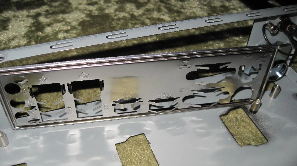 Задняя панель материнской платы GigaByte GA-C1007UN вставляется в корпус Morex 5689B.