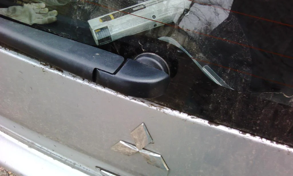 Задняя щетка стеклоочистителя Mitsubishi Lancer IX Wagon полностью установлена. Защитный колпачок защелкнут.