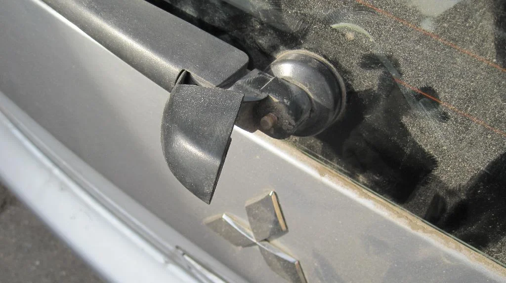 Задняя щетка стеклоочистителя Mitsubishi Lancer IX Wagon со снятой гайкой крепления. Щетка очень сильно "прикипела" к валу.