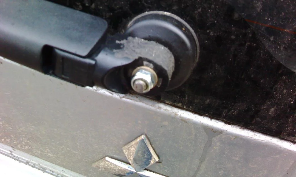 Задняя щетка стеклоочистителя Mitsubishi Lancer IX Wagon установлена и затянута самоконтрящейся гайкой. Под гайкой подложена шайба.