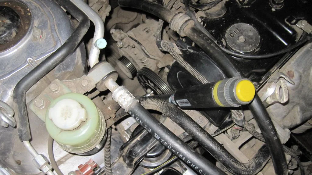 Затягивание динамометрическим ключом шкива помпы двигателя 4G18 автомобиля Mitsubishi Lancer IX.