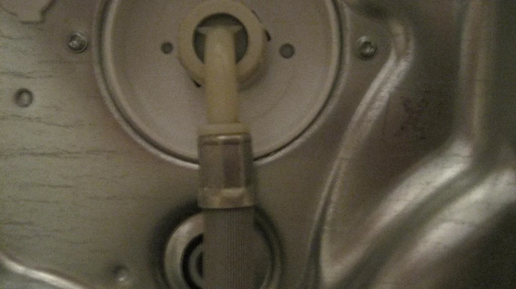 Подключен заливной шланг к стиральной машинке AEG L70260TL.