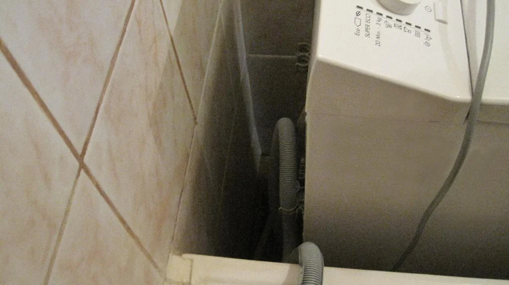 Укладка шлангом и установка стиральной машины AEG L70260TL в ванную комнату.