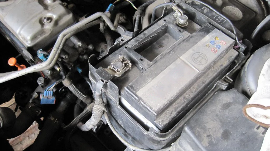 Аккумулятор установлен в автомобиль Peugeot 206, он покрыт пылью