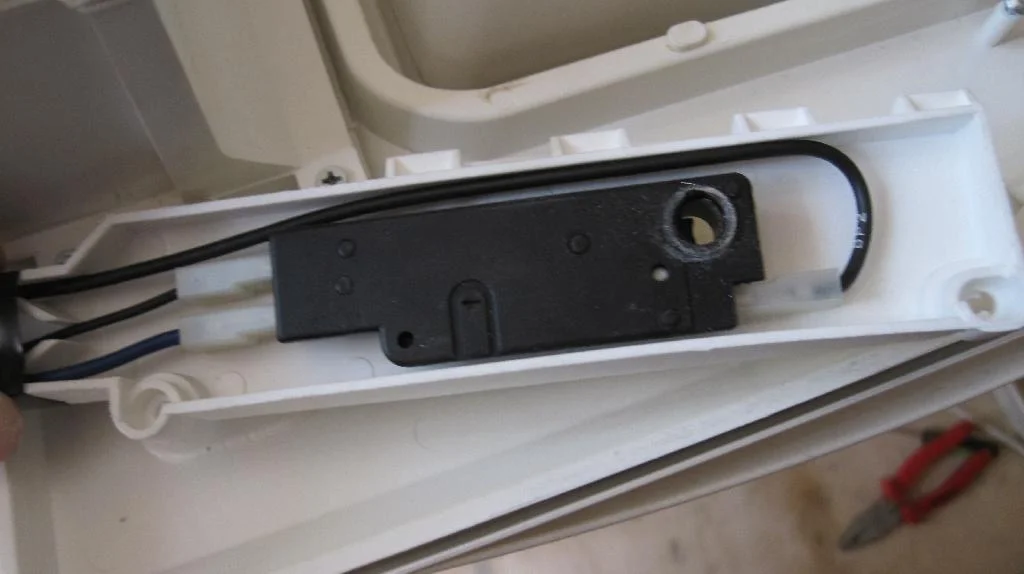 Электрический замок блокировки крышки стиральной машины ARDO TL1000X откручен от верхней части