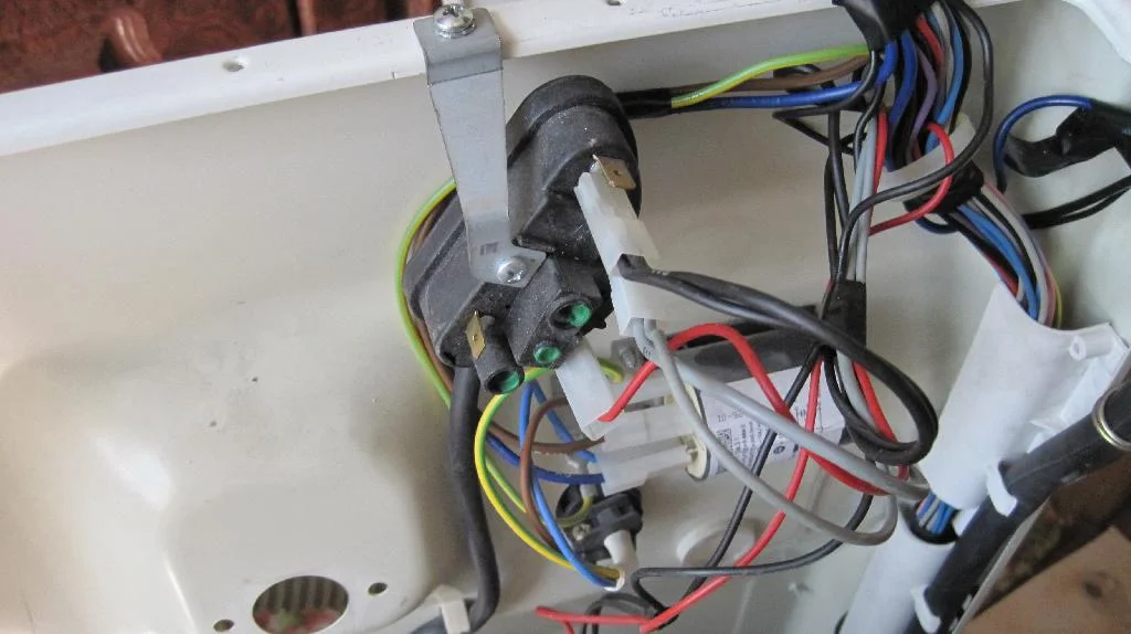 Датчик и провода закрепленный на задней стенке стиральной машины ARDO TL1000X, клапан подачи воды снят
