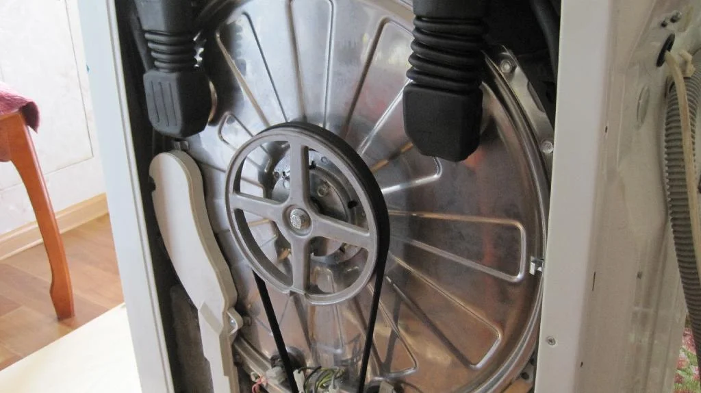 Вид с бока ARDO TL1000X, механизм привода барабана (шкив и приводной ремень)