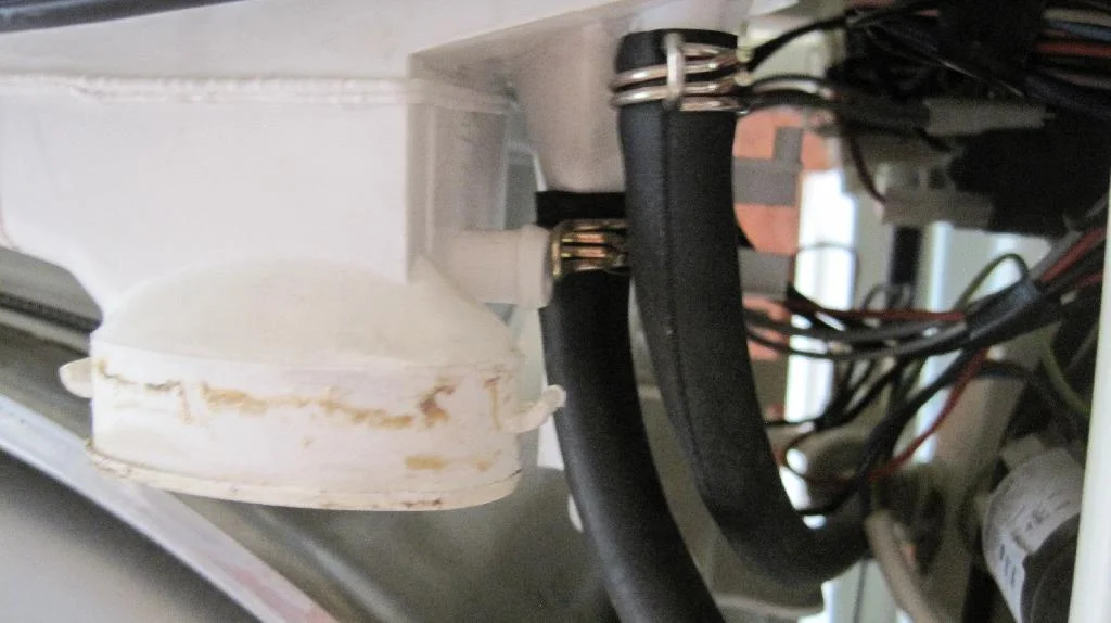 Шланги забора стирального порошка подключены к лотку стиральной машины ARDO TL1000X, видны провода на задней стороне