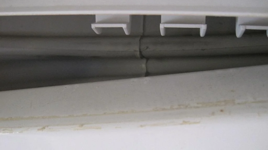 Защелки крепления верхней части стиральной машины ARDO TL1000X, верхняя часть снята