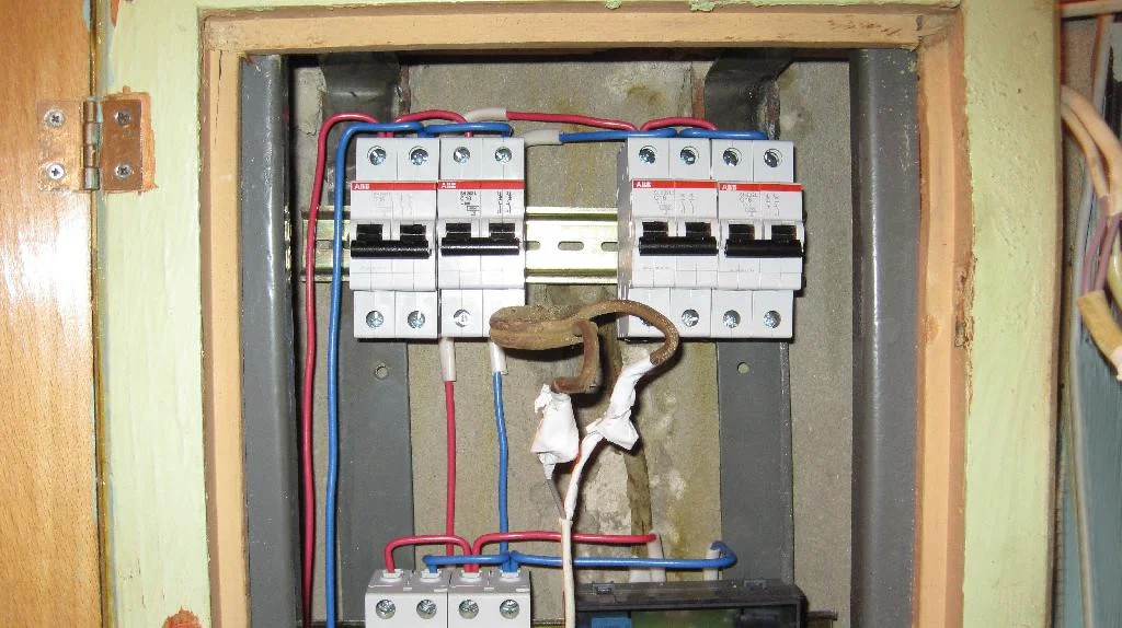 Четыре двухполюсных автоматических выключателя ABB установлены на DIN-рейку в электрощит и соединены проводами