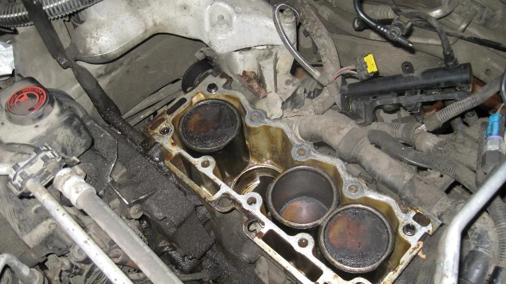Блок двигателя TU3JP в автомобиле Peugeot 206 c тремя гильзами и поршнями, четверная гильза вынута