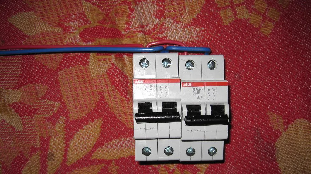 Два автомата ABB 16A подключены проводами друг с другом и лежат на диване
