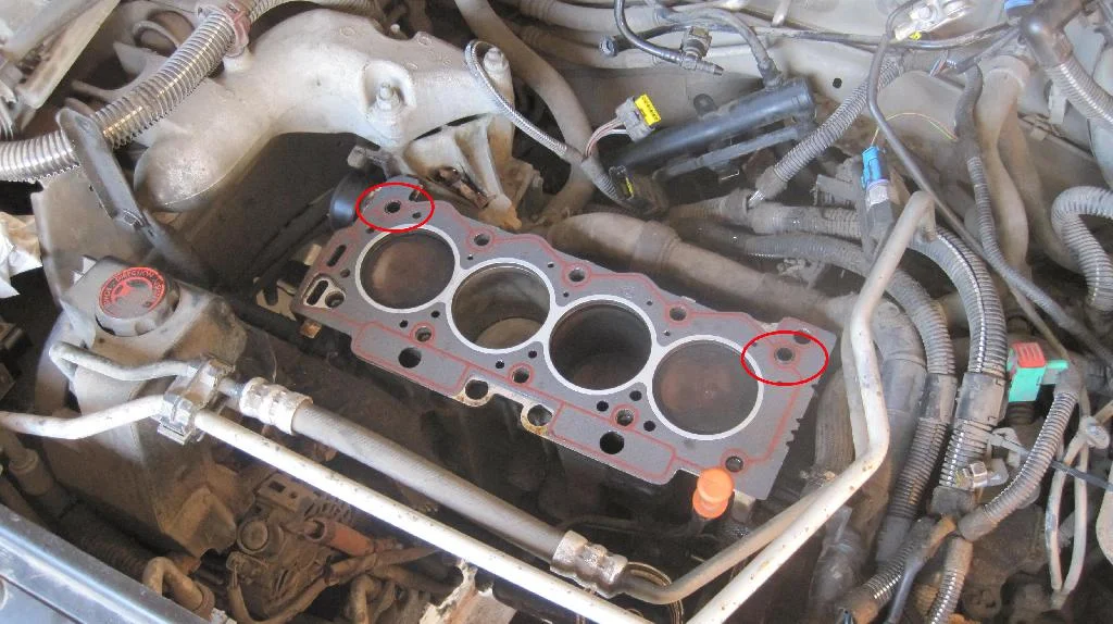 Двигатель TU3JP в автомобиле Peugeot 206 с новой прокладкой ГБЦ, направляющие совпали с отверстиями прокладки