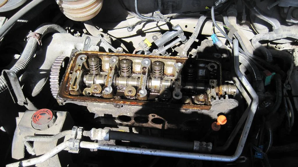 Двигатель TU3JP в автомобиле Peugeot 206, снято коромысло клапанов из головки блока цилиндров