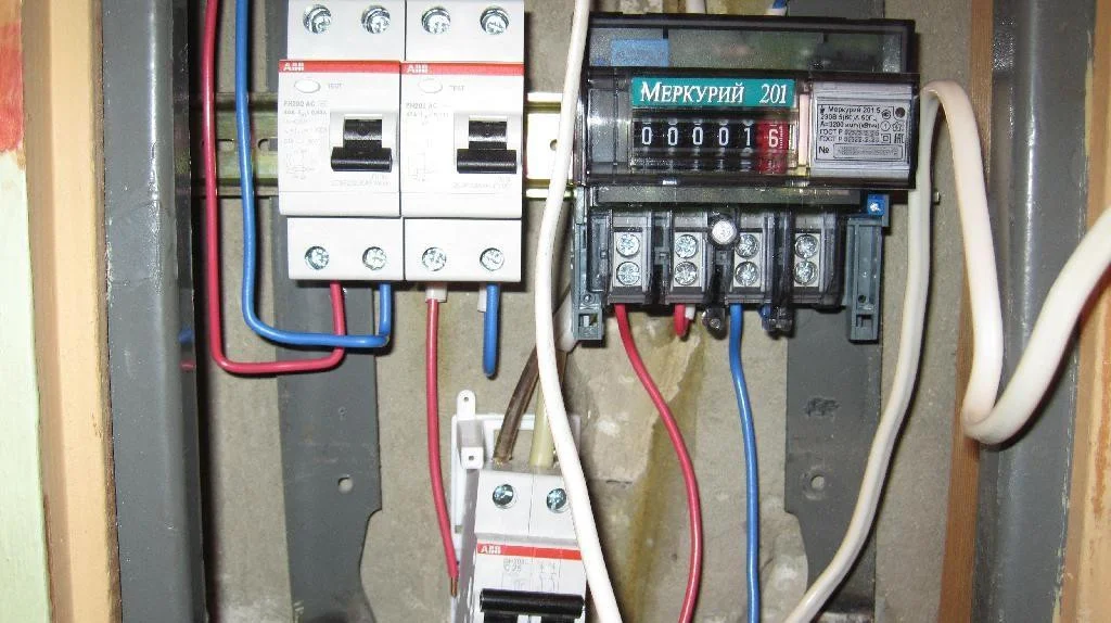 Электрощит, подключение проводов к УЗО ABB, электросчетчик Меркурий 201.5 подключен