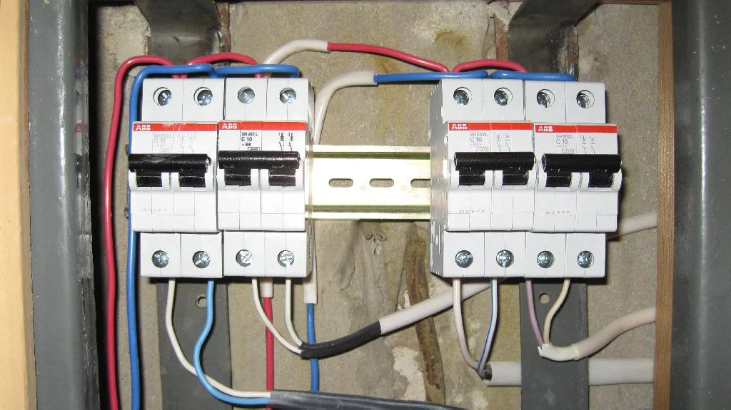 Все провода подключены к автоматам ABB в электрощите