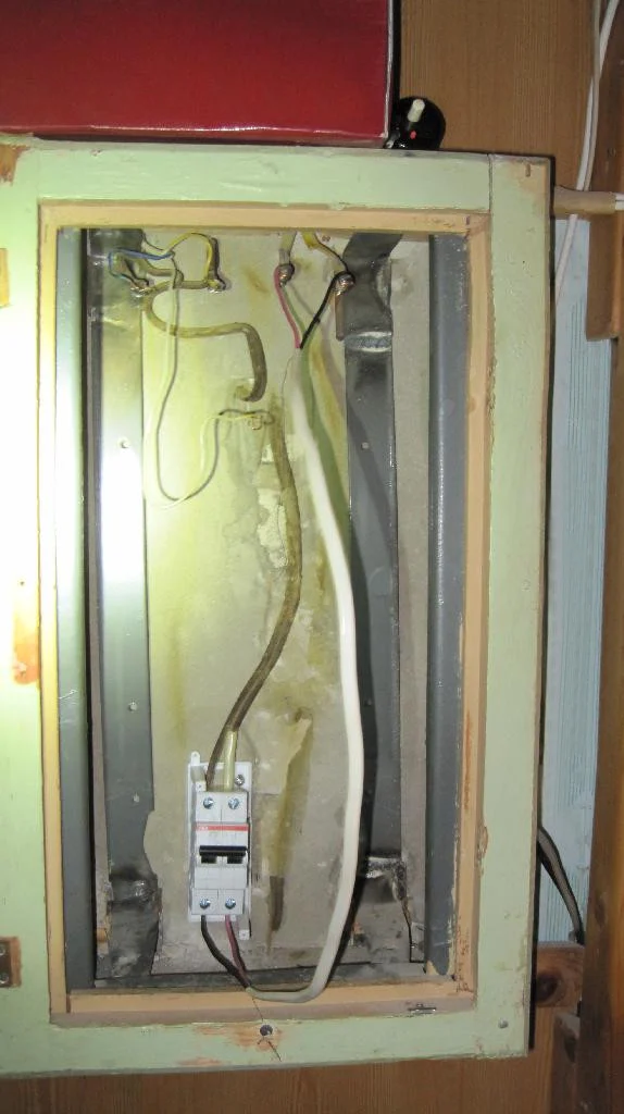 Вводной автомат установлен в электрощит, временно подключено электроснабжение розеточной группы