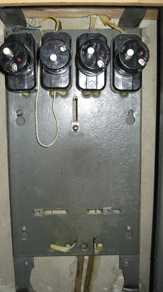 Электрощит, вводной узел и электросчетчик сняты, остались только пробки