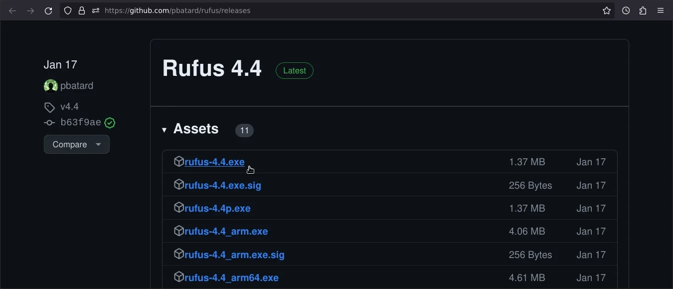 В браузере Firefox открыта страница github.com/pbatard/rufus/releases, список выпущенных версий Rufus, курсор мыши наведен на rufus-4.4.exe