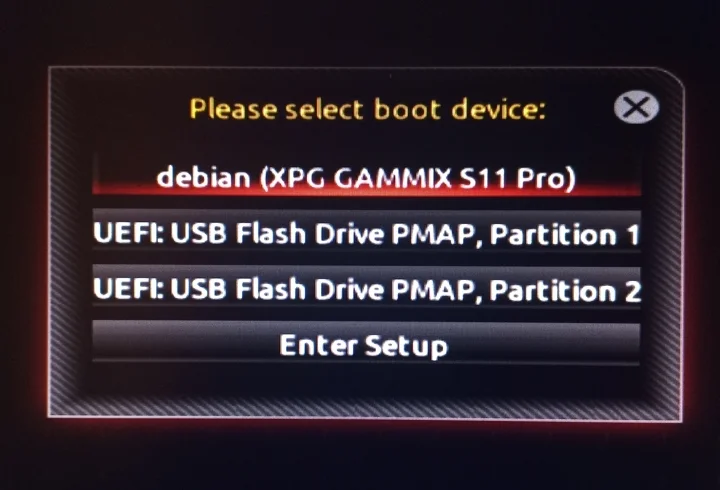 Загрузочное меню UEFI материнской платы Gigabyte, список устройств для загрузки: NVME накопитель с debian и два раздела USB-флешки