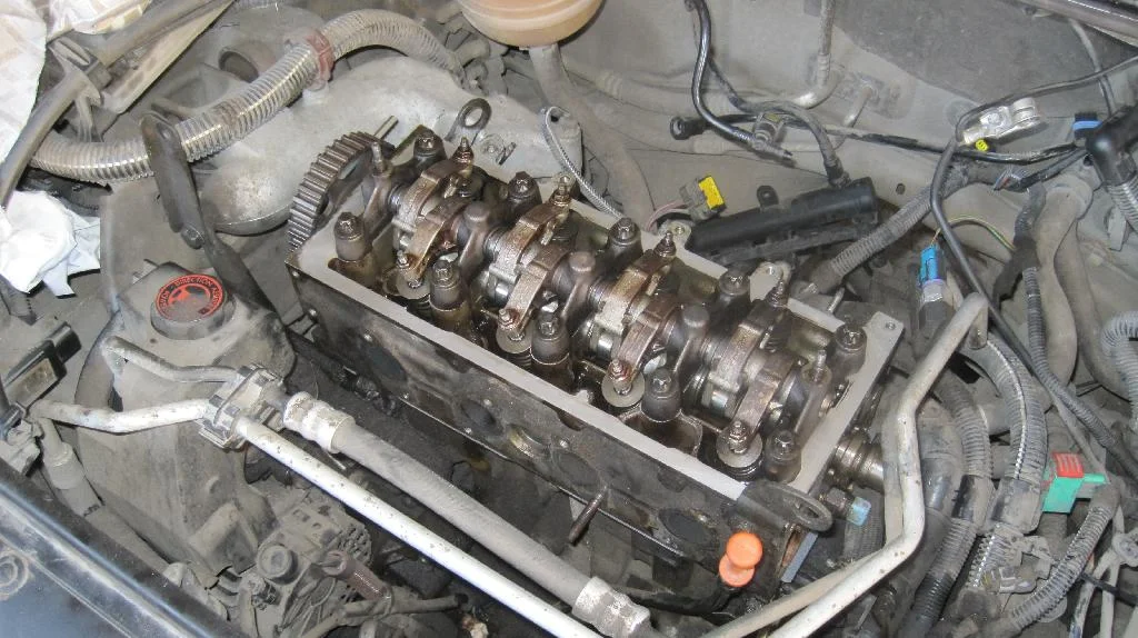 Головка блока цилиндров двигателя TU3JP на автомобиле Peugeot 206 полностью прикручена, все болты протянуты