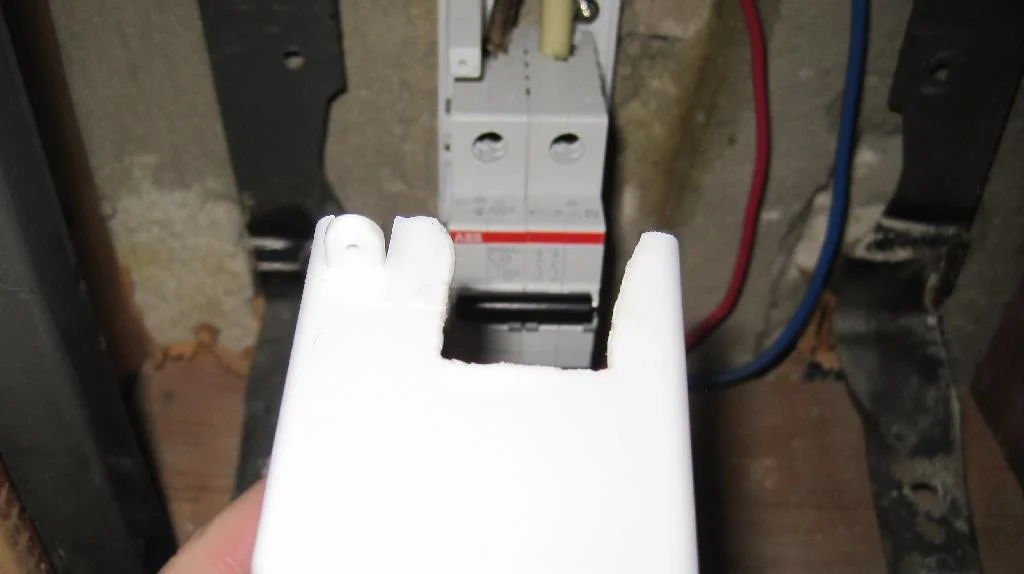 Автоматический выключатель ввода установлен в пломбировочную коробку, а ее корпус пропилен под провода ввода
