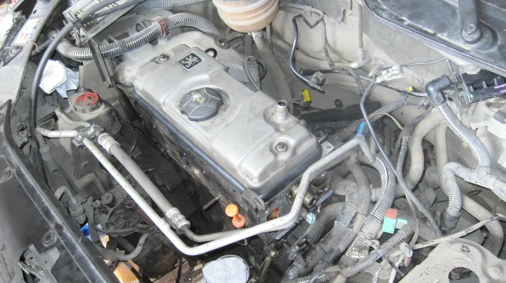 Крышка головки блока цилиндров двигателя TU3JP на автомобиле Peugeot 206 установлена и прикручена